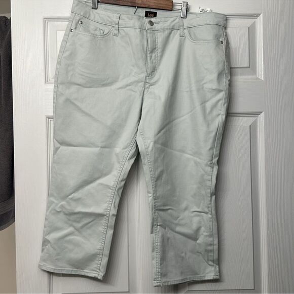 Women’s LEE Capri Jeans Size 34 - Picture 1 of 4